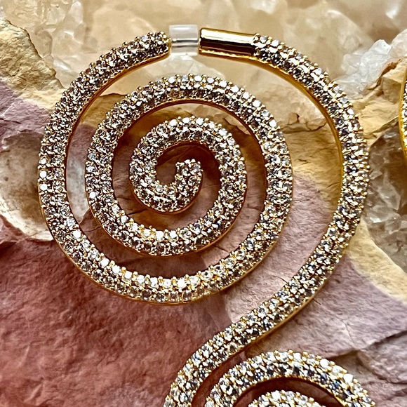 πΊπHPππΊ NWT Cult Gaia Ramala Crystal-Embellished Gold Spiral Earrings - Picture 7 of 17